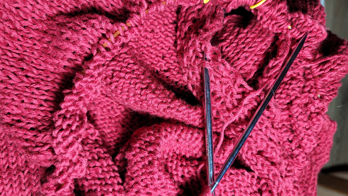 Начало моего проекта. Связан реглан-погон.  Фото из личного архива. 