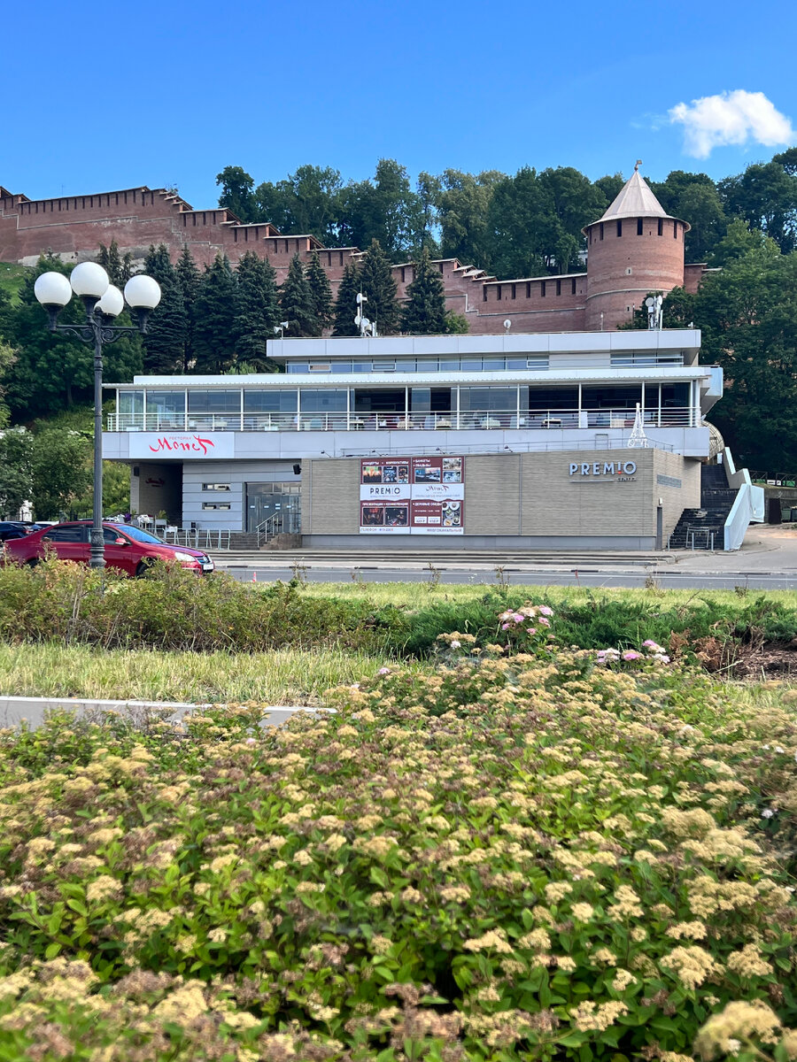 Собственно, здание зала. 