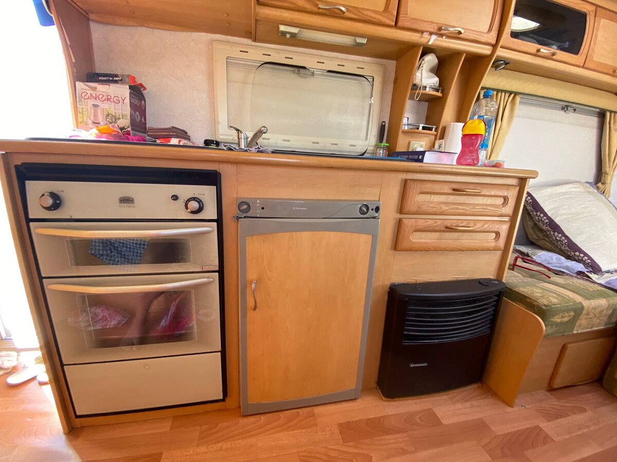 В нашем караване холодильник расположен в кухонном блоке под мойкой