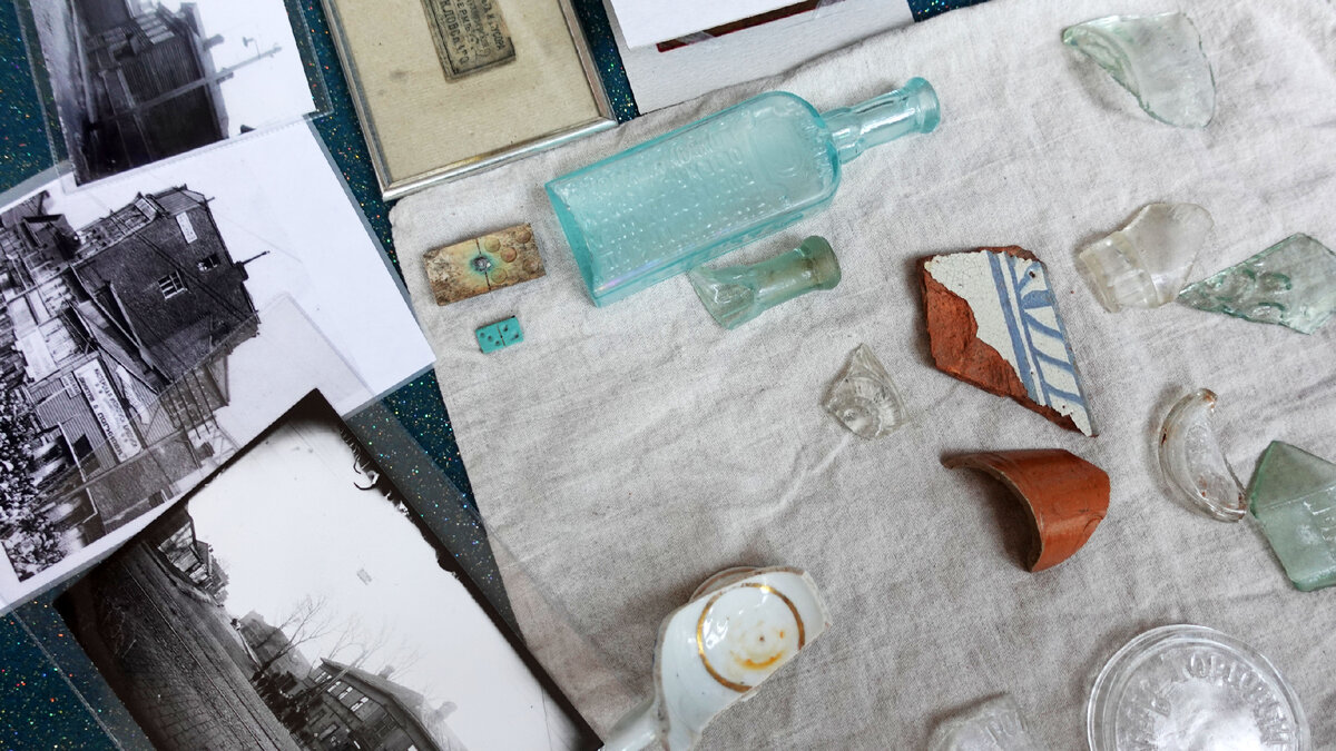 Старые фотографии Стеклянного городка и осколки, найденные на берегу Невы. Фотография сделана мной на лекции "Стеклянный городок: локальное краеведение, мадларкинг и будущий музей" в Школе Бенуа 
