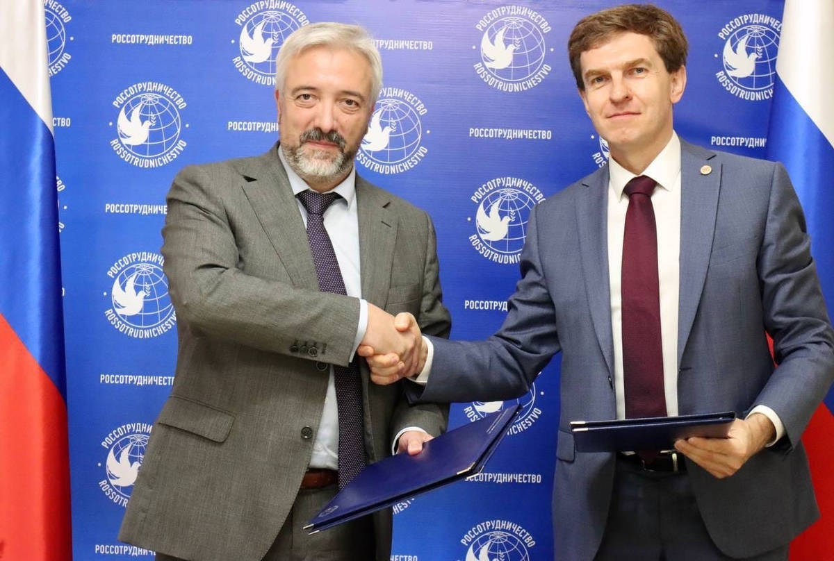 Глава Россотрудничества Евгений Примаков и ректор ПИМУ Николай Карякин