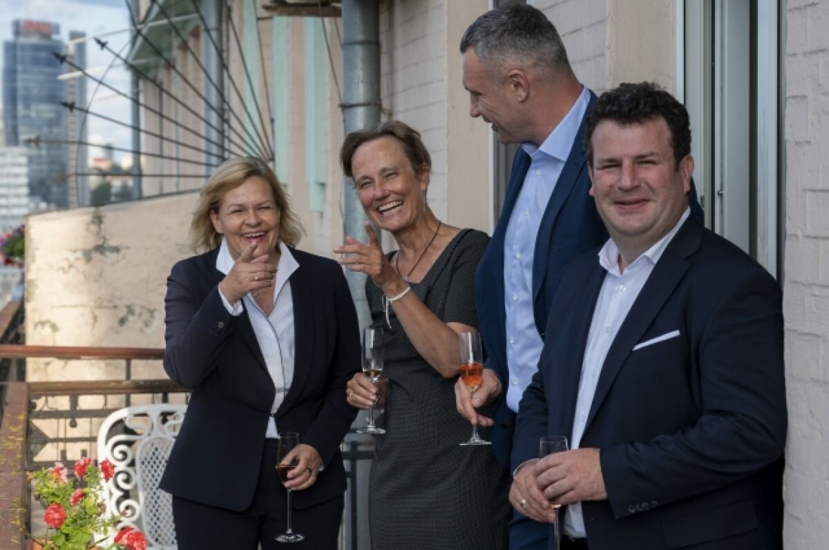    Глава МВД ФРГ извинилась за скандальные фотографии с Кличко