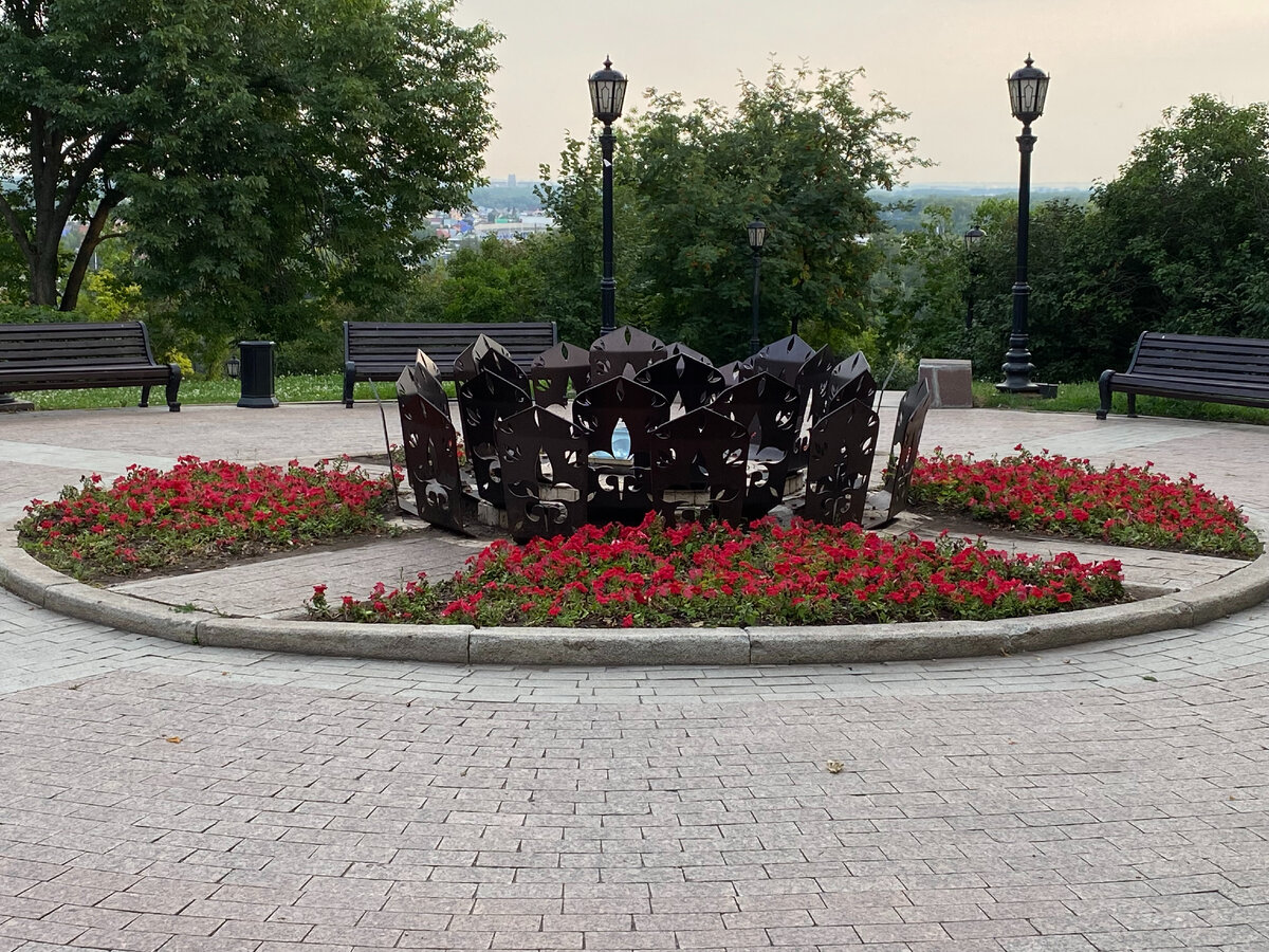 Большая клумба на центральной аллеи парка.