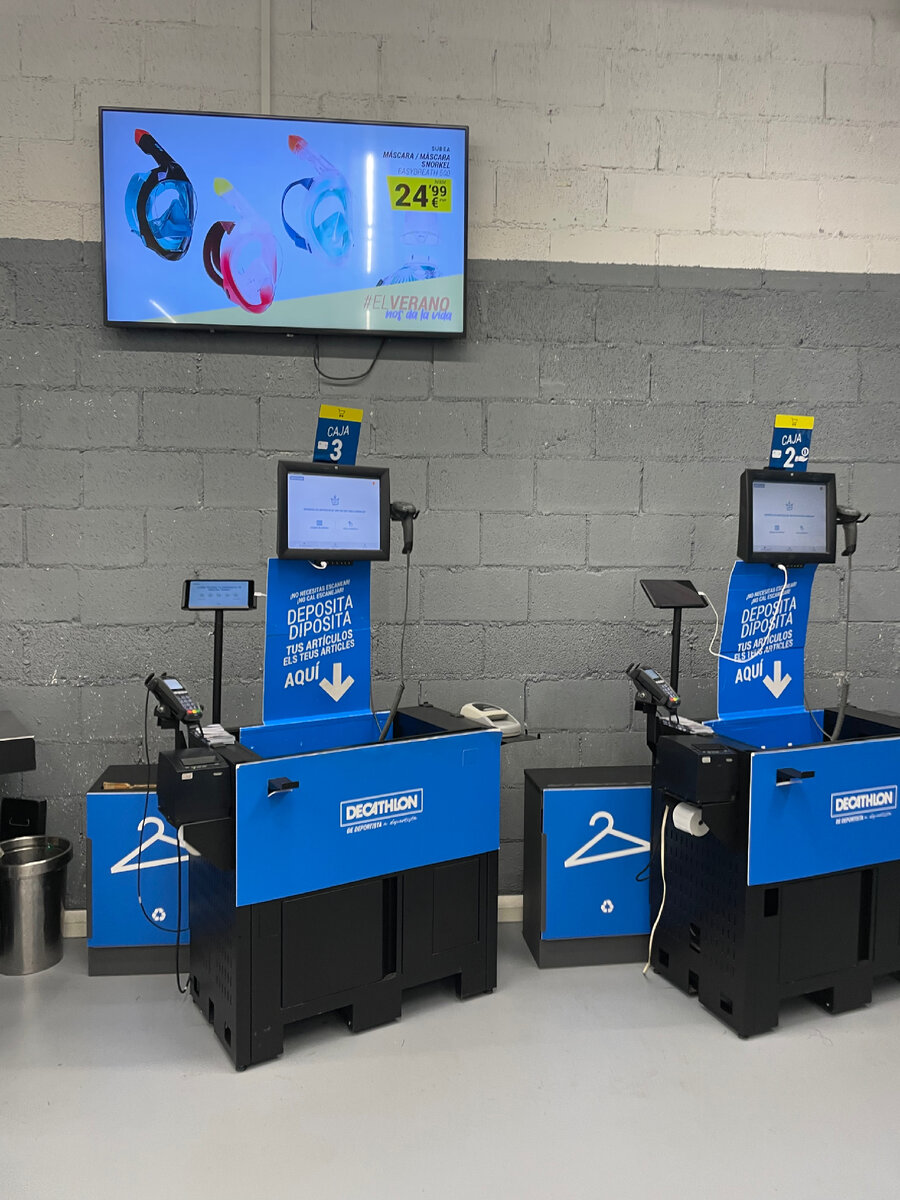Кассы самообслуживания. DECATHLON Barcelona. Август 2022