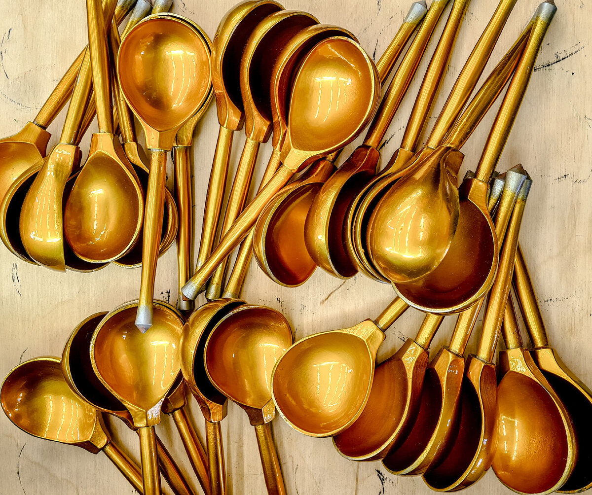 Ложки уже прошли лужение и запекание в печи (фото автора)