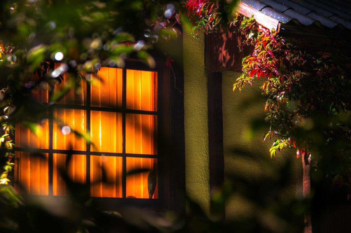 Свет в окне осень