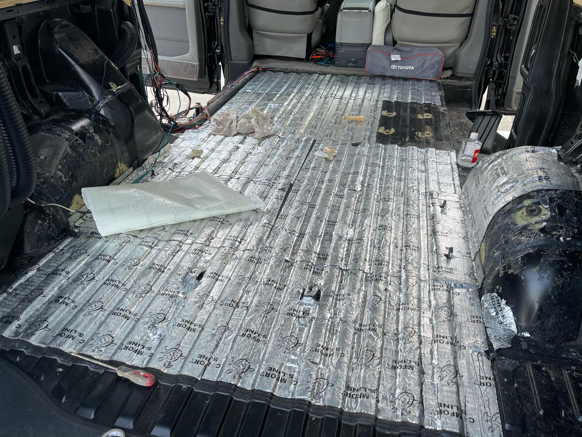 Пол фургона после укладки виброизоляция