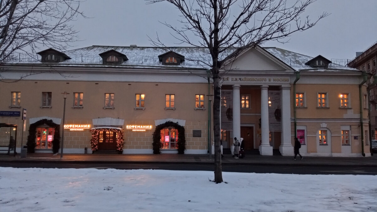 На экскурсии узнала историю дома в подробностях. Чайковский занимал 6 комнатную квартиру, за полчаса пешком добирался до работы в консерваторию