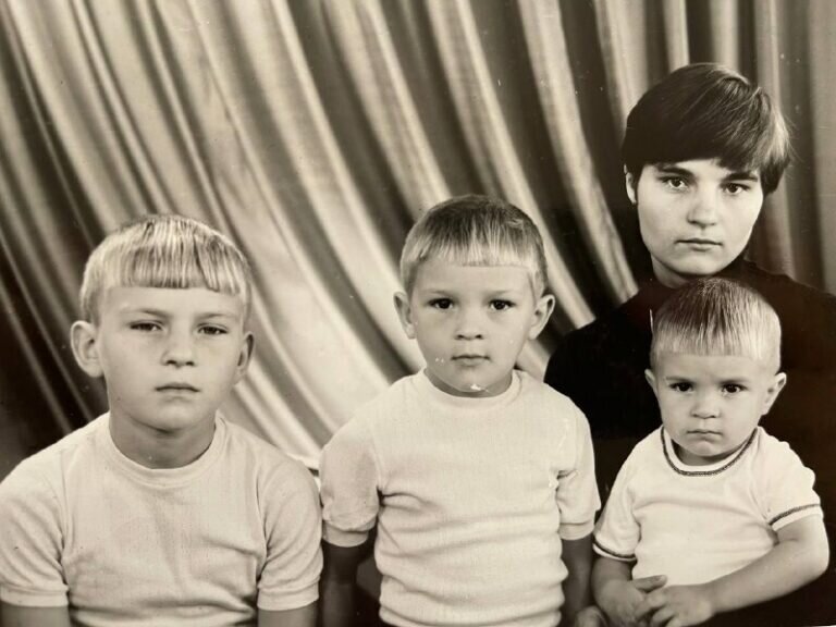    Глава Оренбурга Сергей Салмин в День матери показал свое детское фото Елена Шкатова