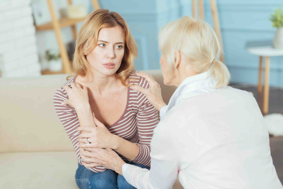 дочки-матери. домохозяйка устала. мама и дочка. жить с девушкой и ее мамой. мама и дочка.