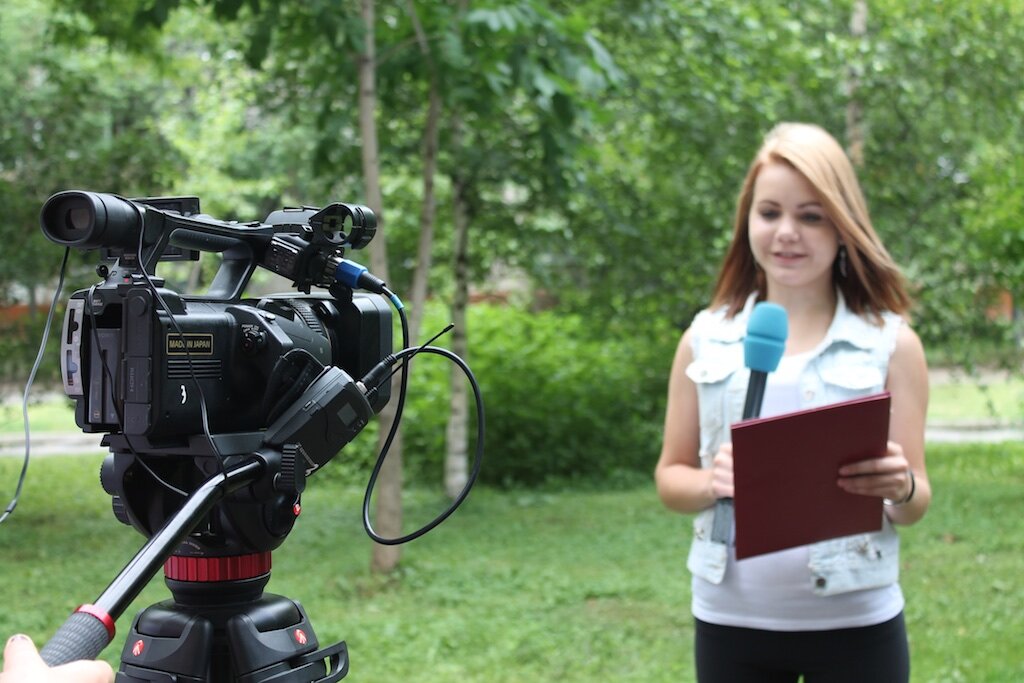 школьник журналист. школьник корреспондент. школьник журналист. телевизионная детская журналистика. молодые журналисты.