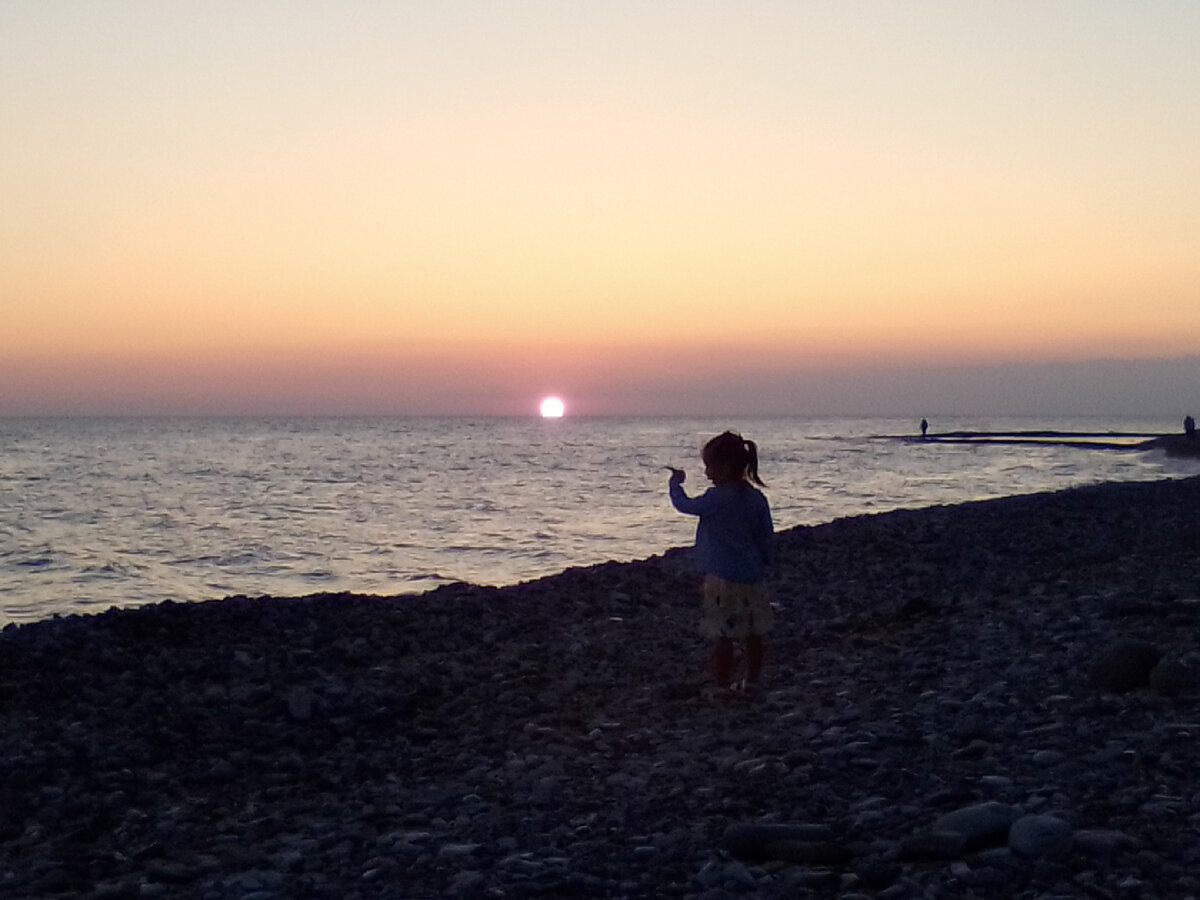 Закат и случайная девочка