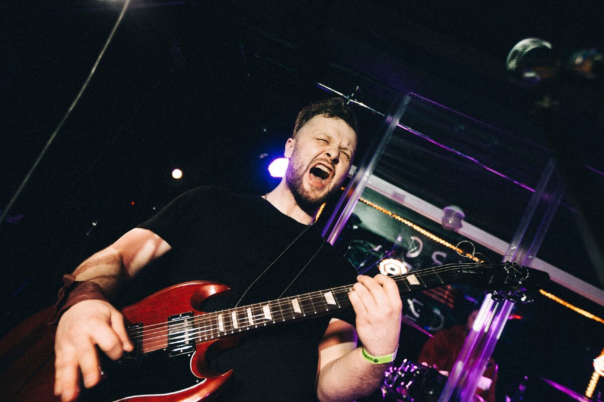 «Либо вы сами планируете свою жизнь, либо другие сделают это за вас» - говорил Бодо Шефер. На фото лидер группы "Дядя Бельведер" - Ярослав Соколов. 