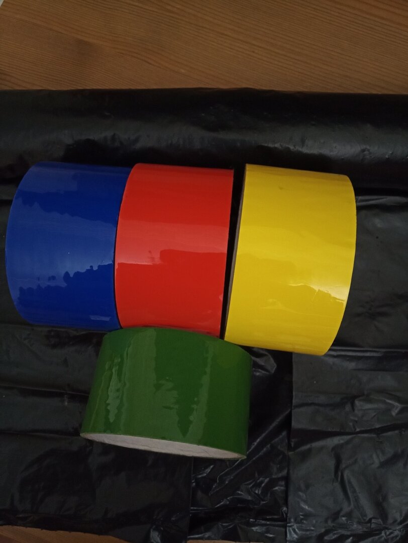 Рулон с мусорными пакетами и цветной скотч. Фото из личного архива.