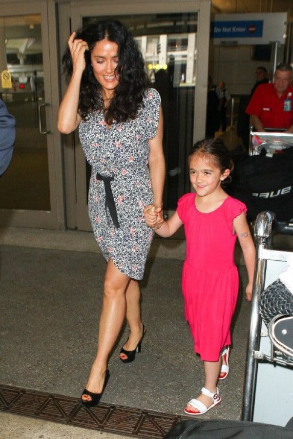 Сальма с дочерью