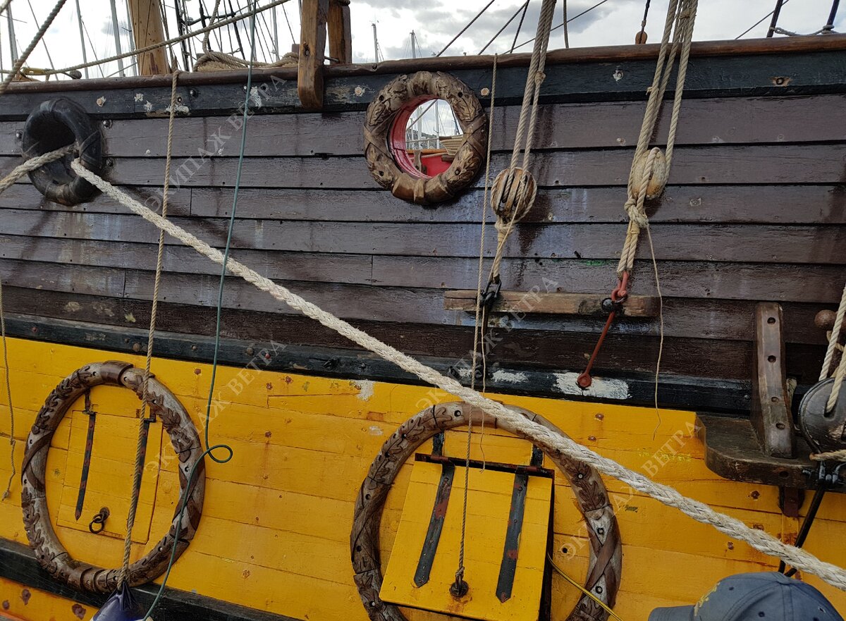 При покраске судна мы применяли 5 типов краски, 3 типа грунтовки и 5 оттенков лака