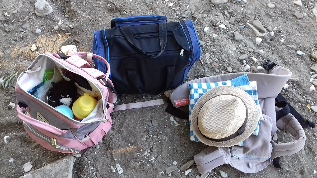 Вещи в дорогу к морю. Фото автора