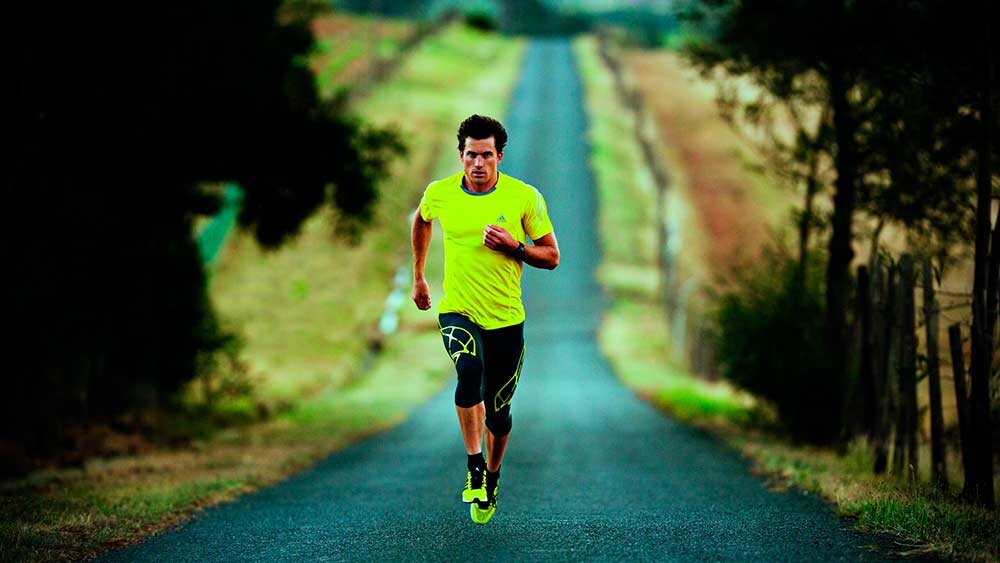 Картинка , бега life. Картинка , бега life. Бег мужчина. Спортсмен бежит. Парень убегает.