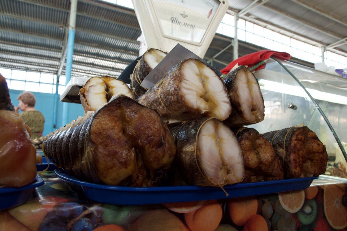 Копченого сома на рынках в Астрахани легко могут выдать за осетрину