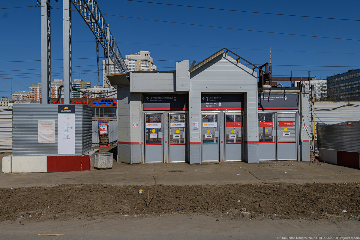 1. Сейчас все старое уже разобрали, а я приезжал туда в разгар короноистерии, так что застал некий промежуточный вариант. Это тоже интересно, по сути - это исторические кадры.

