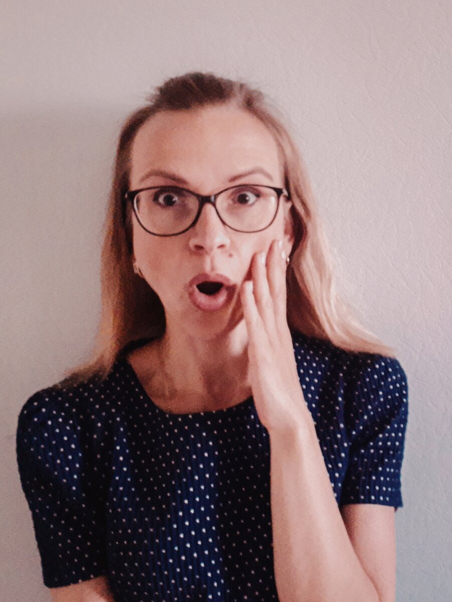 
Скорость обмена веществ наиболее высока утром:с 6 до 12 часов и зависит она от многих факторов ,в том числе внешнесредовых (солнечная активность,часовой пояс).Утром начинается активная выработка гормонов, которые выбрасываются в кровоток и создают условия для высокого обмена веществ. Обмен веществ существенно снижается к 18-19 часам. Если ужин плотный, то неиспользованные калории превращаются в жир. Ужин не должен перегружать организм,а с другой стороны утолять голод,который многих посещает именно вечером.
       Часто придя домой после тяжелого рабочего дня ,мы начинаем опустошать холодильник. Еда становится механизмом снятия тревоги,обретение чувства комфорта и защищенности.Поэтому  причинами такого срыва могут быть следующие:
1.Отсутствие завтрака ,несбалансированное питание в течении дня.Если с вечера в организм поступает много тяжелой еды, к утру он попросту не успевает проголодаться. И как раз вечером он снова станет требовать его покормить. Так формируется привычка много есть на ночь. При систематических пропусках завтрака баланс нарушается, вследствие чего организм начинает расходовать собственные энергетические ресурсы, нужные для жизнедеятельности, и они не будут успевать восполняться. И один из результатов этого обменного нарушения – прибавка в весе.
2. Поздний отход ко сну. Люди, бодрствующие допоздна и с трудом просыпающиеся утром, завтракают с гораздо больше неохотой, чем остальные, ведь их организм ещё толком не проснулся.
3.Привычка есть перед  телевизором,за просмотром гаджетов,чтением.Когда вы едите перед телевизором,то  съедаете значительно больше еды. Вы отвлекаетесь на просмотр любимых телепередач так, что иногда даже можете не замечать, сколько съедаете и каких продуктов.  В результате вы можете быстро начать набирать вес.
    Вечернее переедание может быть связано с психологическими проблемами. Речь не обязательно идет о депрессии. Это может быть банальной привычкой «заедать стресс». В таком случае человек невольно старается съесть вечером что-нибудь сладкое - это приводит к выработке «гормонов удовольствия». Кроме того, человек может «награждать себя» едой вечером за успешно проведенный день. 
   Перегрузка вечером приводит к растягиванию желудка, ухудшению пищеварения, нарушению обмена веществ, повышенной потливости, газообразованию. Еда, непереварившаяся должным образом приводит к образованию токсинов. Это способствует появлению лишнего веса, ухудшению общего самочувствия, слабости, снижению иммунитета, потери привычного запаса сил, уменьшению производительности . Страдает и сердечно - сосудистая система, поскольку за счет излишка жиров повышается холестерин в крови, который будет забивать стенки артерий, вызывая атеросклероз.
        Если вы пришли домой за 2 часа до сна и вы голодны, сначала надо попить теплой воды или травяного чая. Это тест. Если через 15 минут осталось чувство голода, съешьте что-нибудь белковое или немного овощей.Чтобы избежать дальнейшего приема пищи выключите свет на кухне и уйдите из нее. Почистите зубы. Чтобы не переедать и  переключаться с мыслей о еде могут помочь:
-прогулка;
-музыка;
-спорт,йога,танцы;
-медитация;
-принятия душа или ванны;
-чтение книг;
-общение с членами семьи.
Какие у вас варианты вечернего времяпрепровождения?


