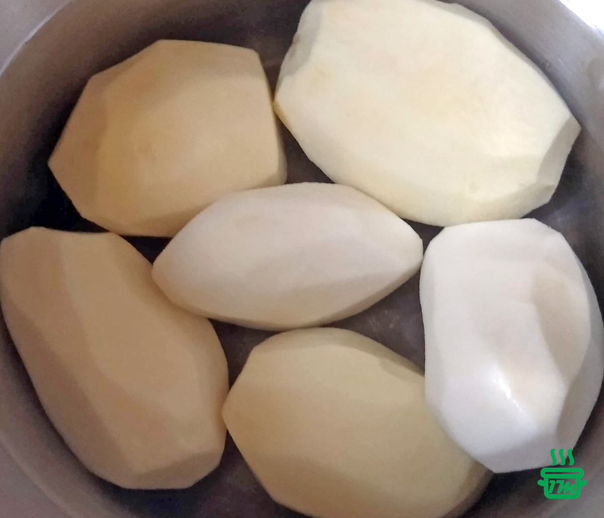 У меня варится картофеля больше, чем заявлено в рецепте. Две картофелины ушли в другое блюдо