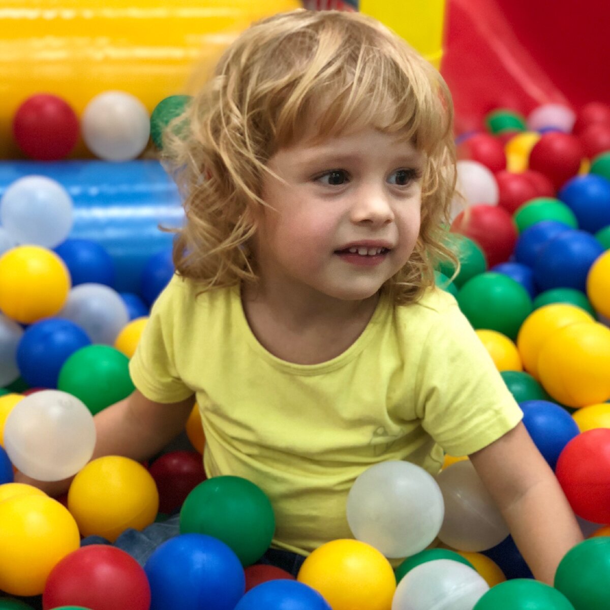 Фото из периода обучения к горшку. Мы старались вести обычную жизнь и даже посещали детские комнаты. Было немного страшно, но все прошло удачно!