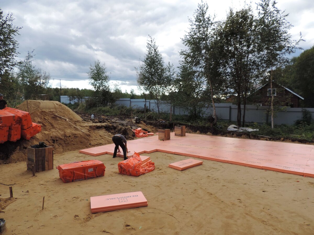 Раскладка утеплителя под плоскую мелкозаглубленную плиту по выровненному слою песка.