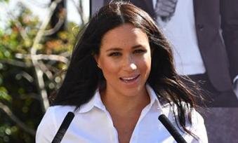 Фото из рекламы саммита юных лидеров. Меган Маркл - чёрная.