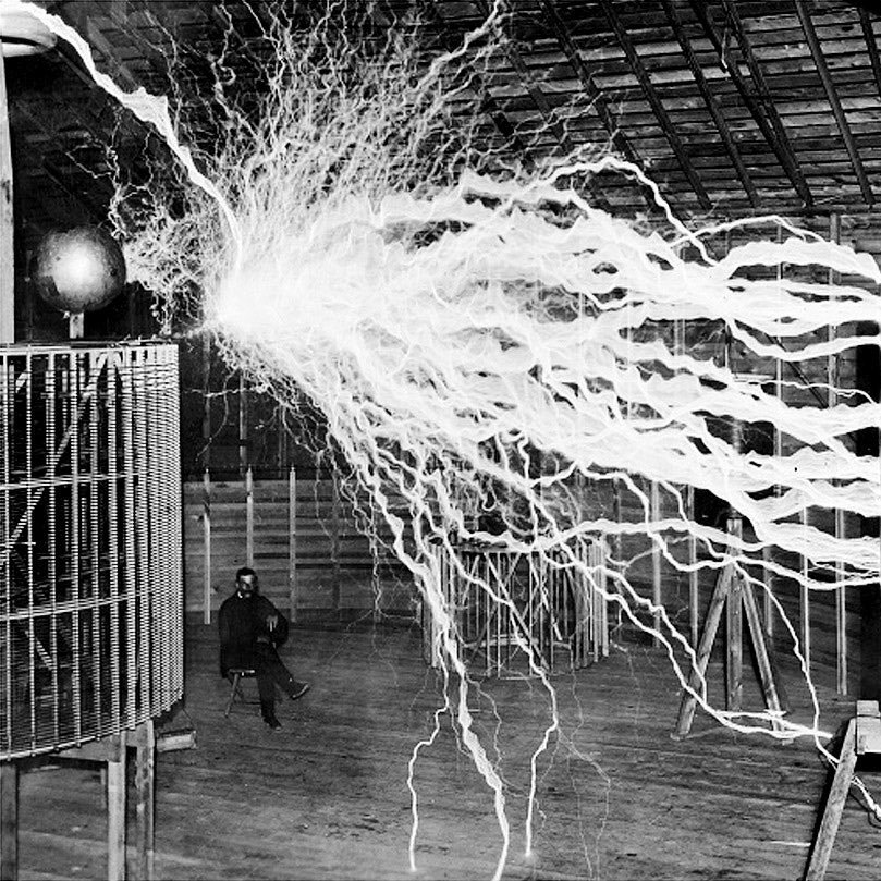 Тесла в своей лаборатории.