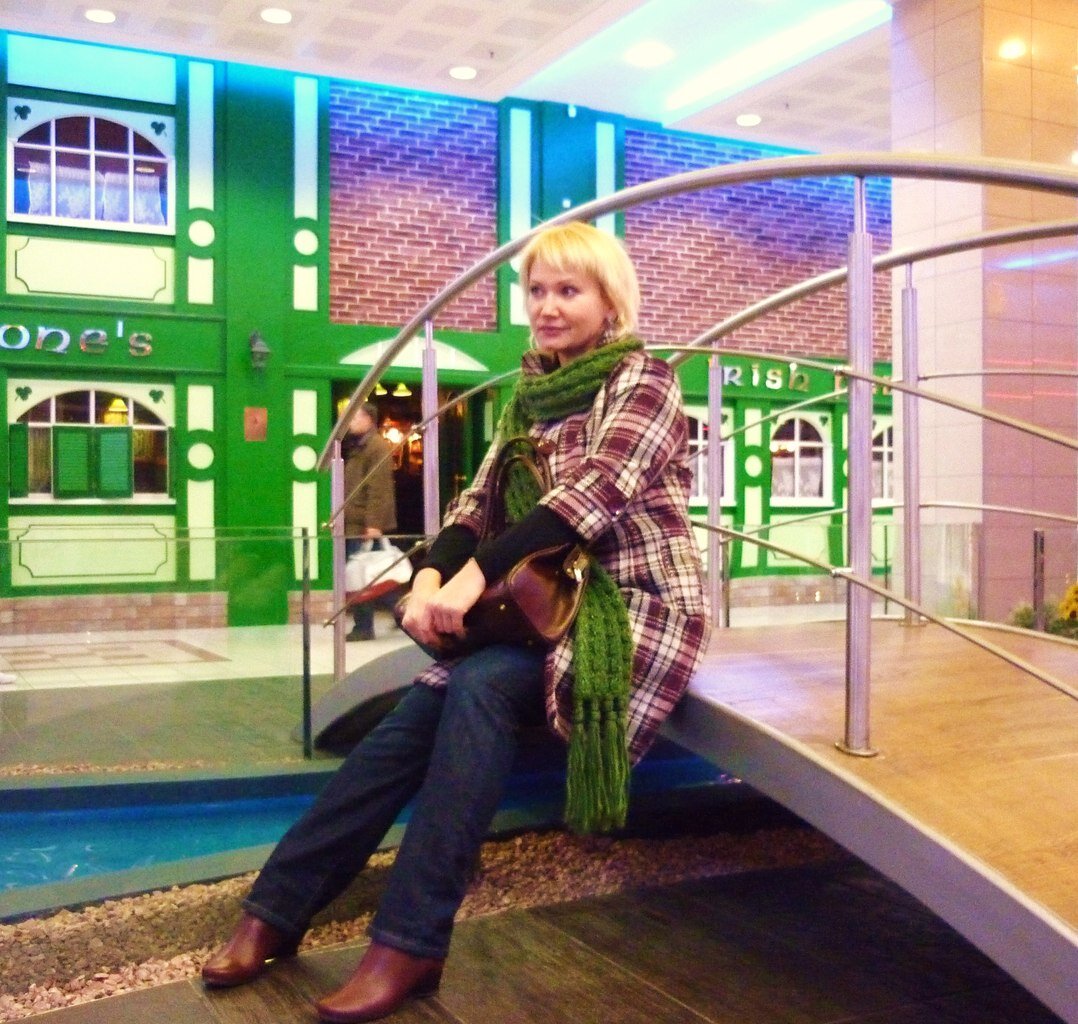 Пальто Peacocks с распродажи (10 лет назад) 2500 (подарено незнакомой женщине в парадной после ее "Мне никогда такого не носить!". Сумка 4700, ботинки - 4300, джинсы 1600, шарф 450.