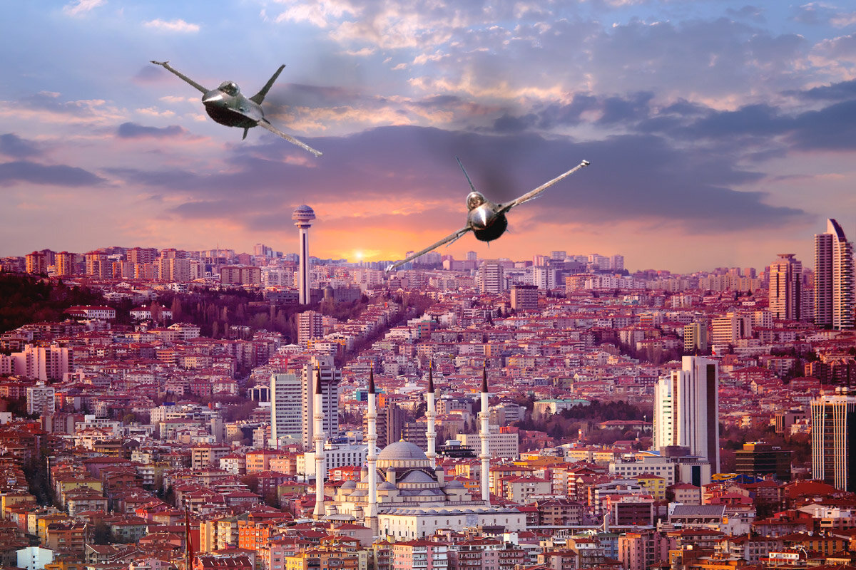 Вот так истребители F-16 рассекают вечернее небо над столицей Турции Анкарой, а русские С-400 даже и не думают открывать огонь на поражение...