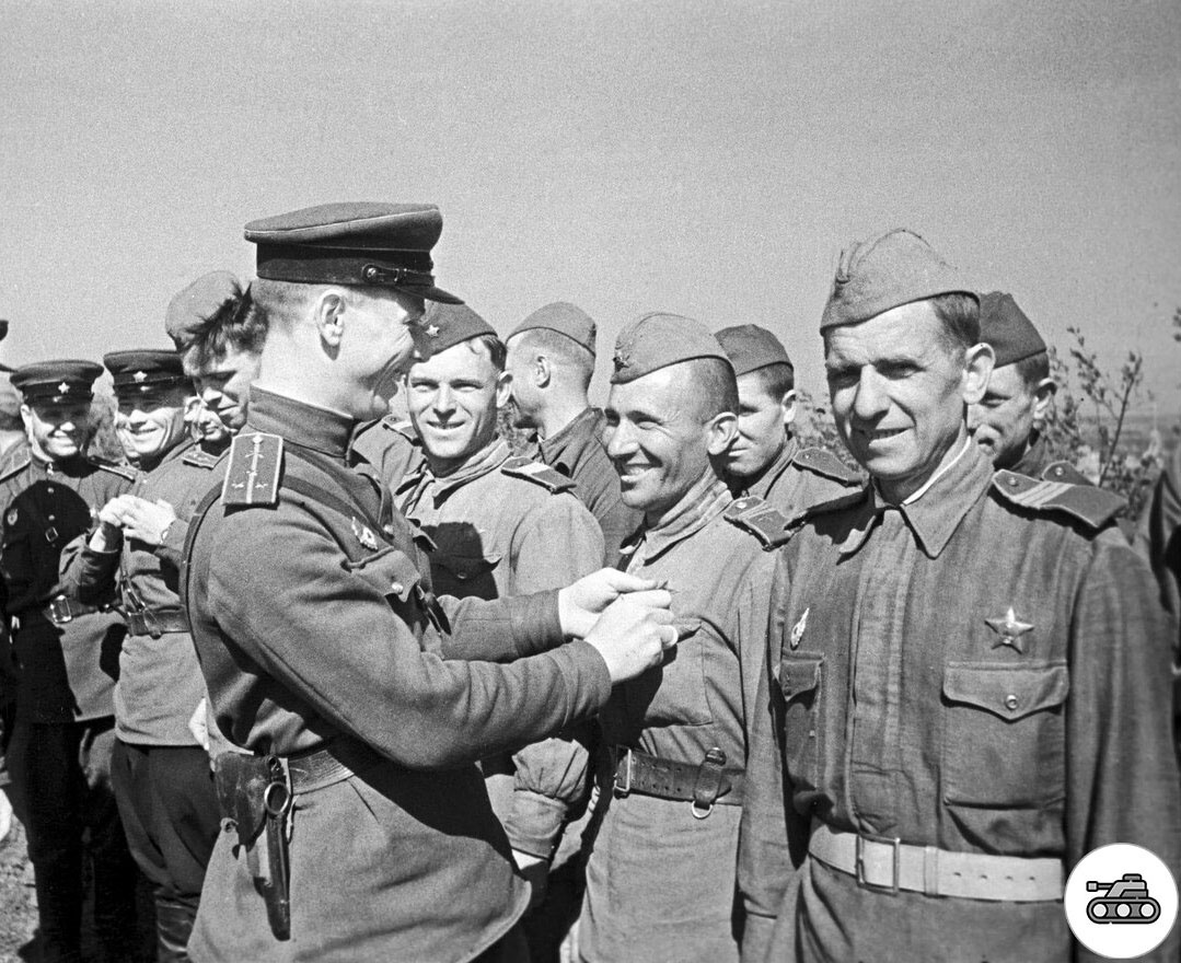 Солдаты советских времен.