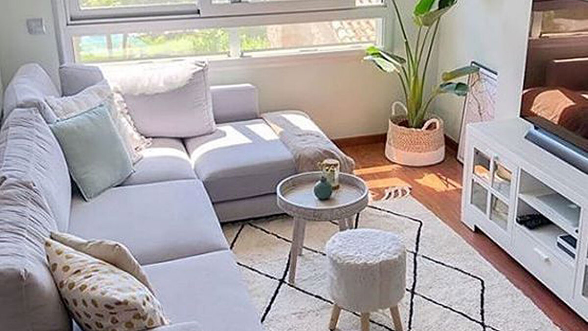 Интерьер небольшой гостиной в современном стиле.