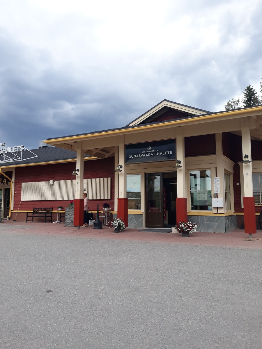 Laplands hotels Ounasvaara chalets, главное здание, жили мы  в отдельном домике