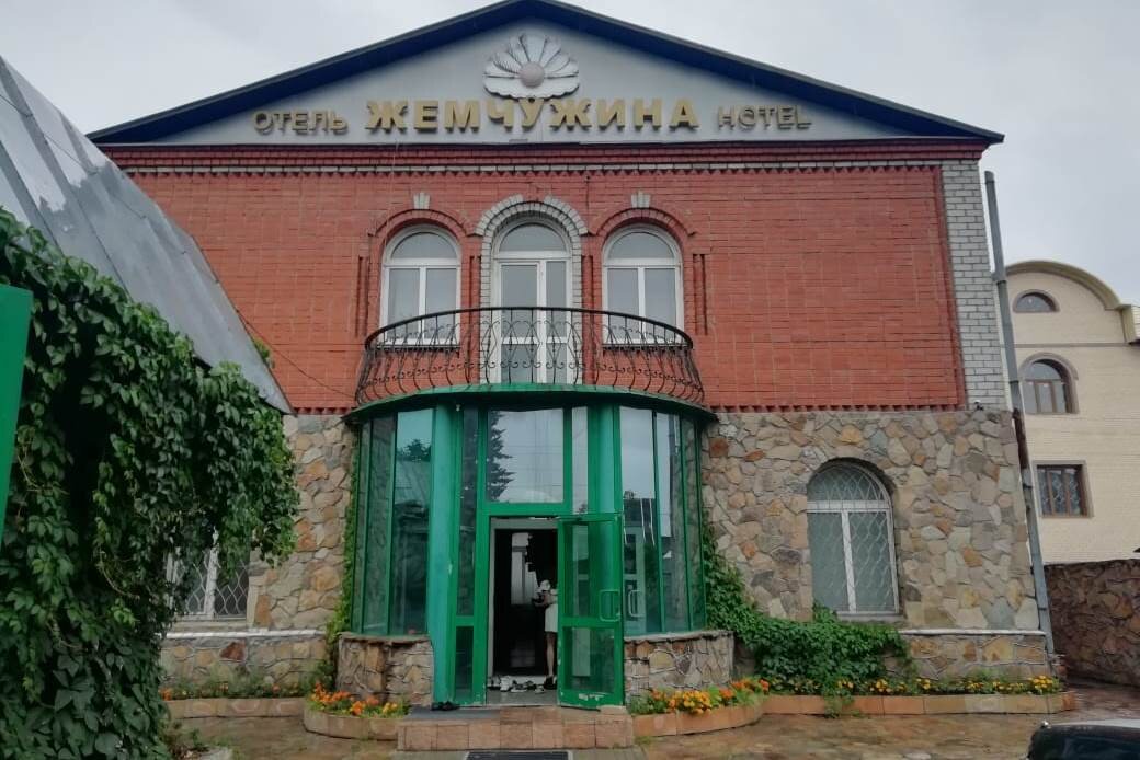 Летом его сдают как коттедж посуточно, а зимой это отель