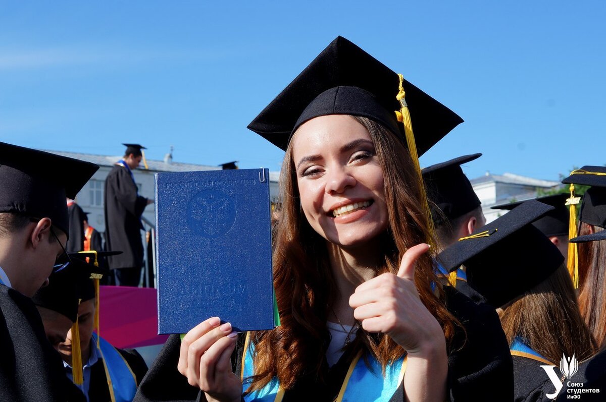 Девчонка красивая, корочку в мусорку