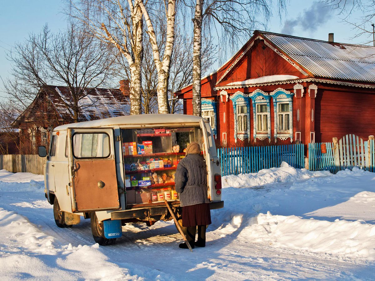 Сельские машины. Автолавка в село Нижегородская область. Автолавка в деревне. Машина в деревне. Ларек в деревне.