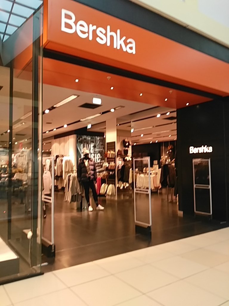 Первый дизайн магазинов Bershka.