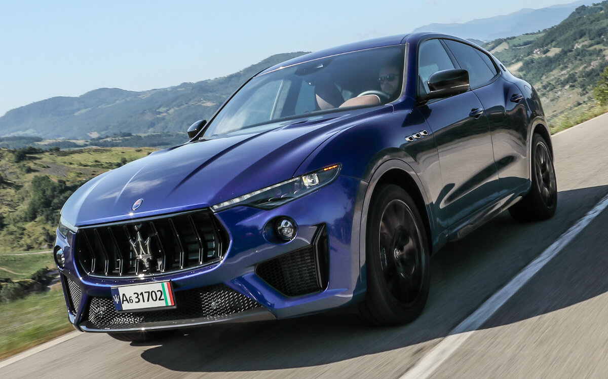 Первый в моём списке Maserati Levante Trofeo, $170,000 построенного на базе Ferrari, и максимальной скорости 301 км/ч? Полный привод, конечно, является базовым для улучшенной тяги в любых условиях.