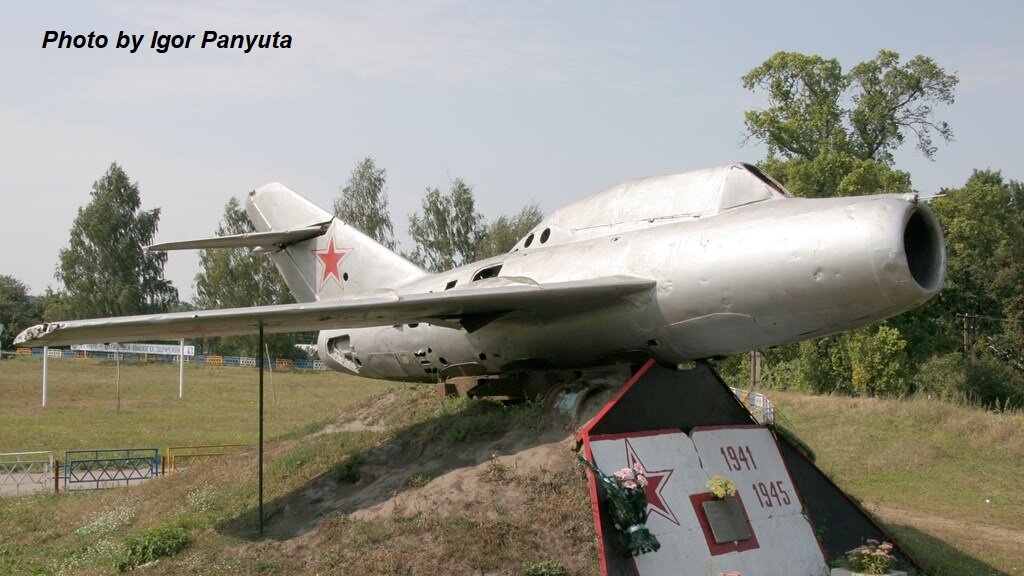 Самолёт МиГ-15УТИ в селе Слоут, Украина