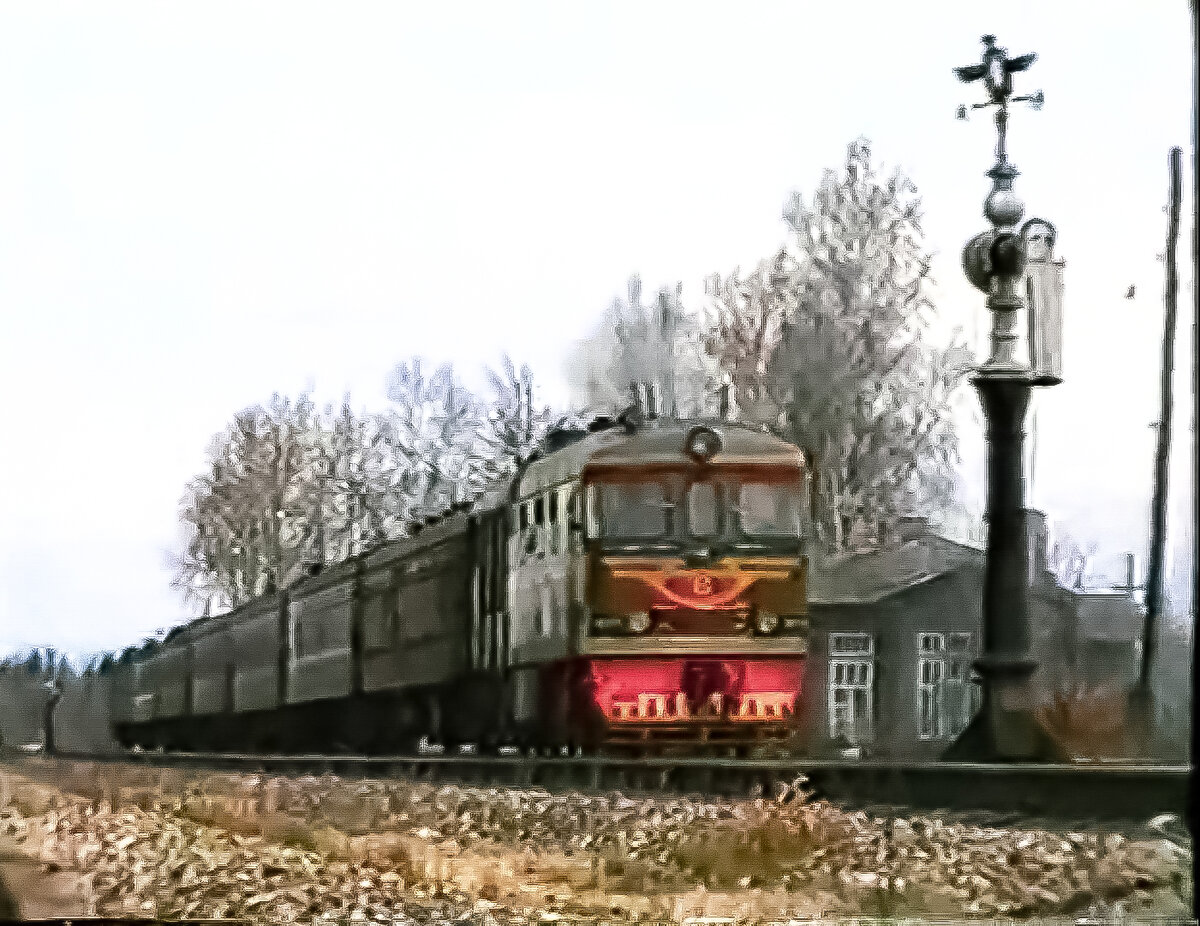 Тепловоз ТЭП60 с поездом Бологое-Великие Луки прибывает на станцию Чёрный Дор. Скриншот из художественно-документального фильма "Бологое-Полоцкая" (авторы А. Вульфов и Г. Угаров, производство киностудии "М" - Фильм, 1996г. 