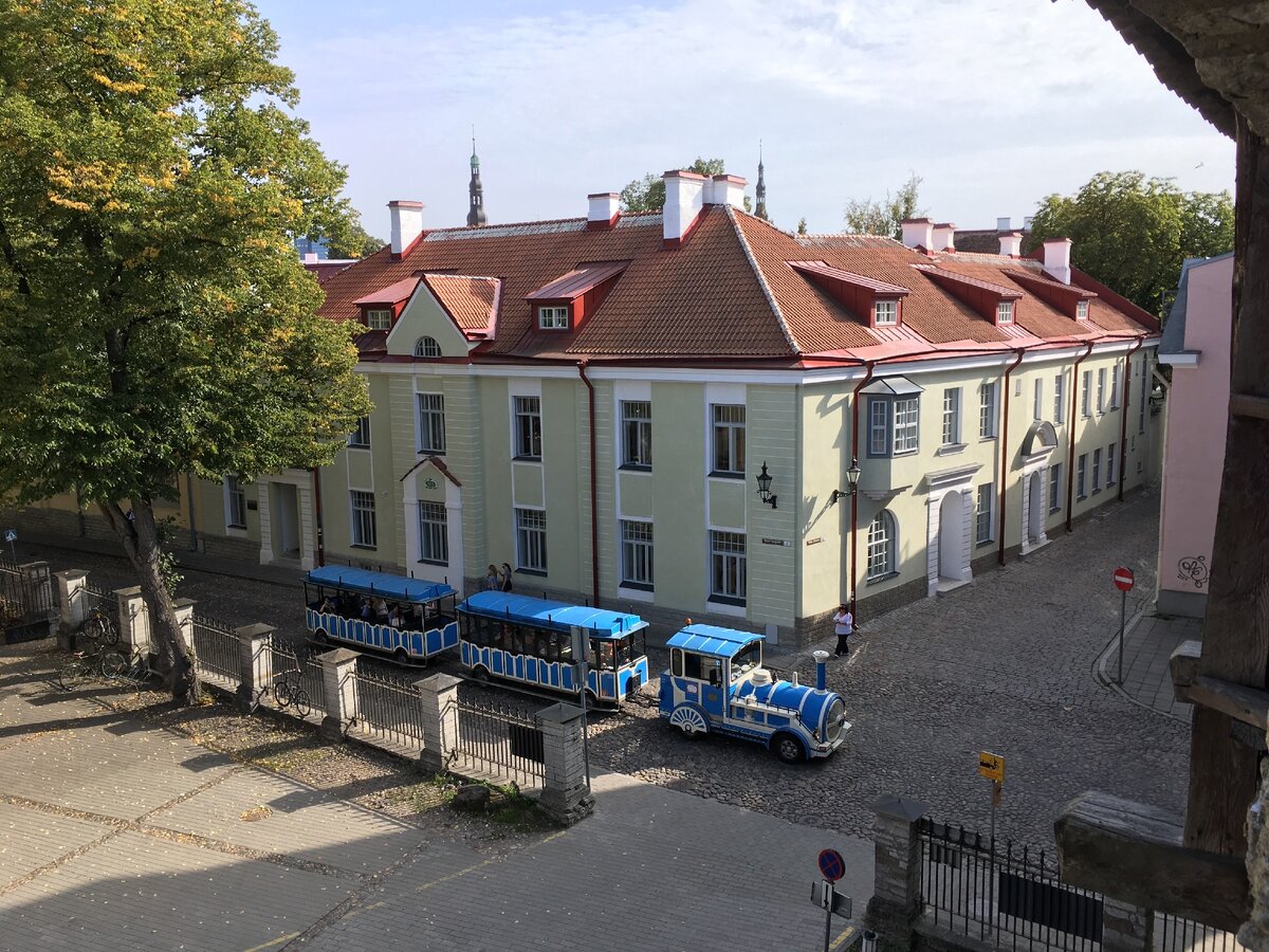 Tallinn Card, к сожалению, не дает скидки на поездку на паровозике City Train. Билет стоит 7 евро для взрослых и 5 евро для детей, поездка длится чуть меньше получаса. Детям понравится! А я с удовольствием фотографировала паровозик при каждой встрече ))) 