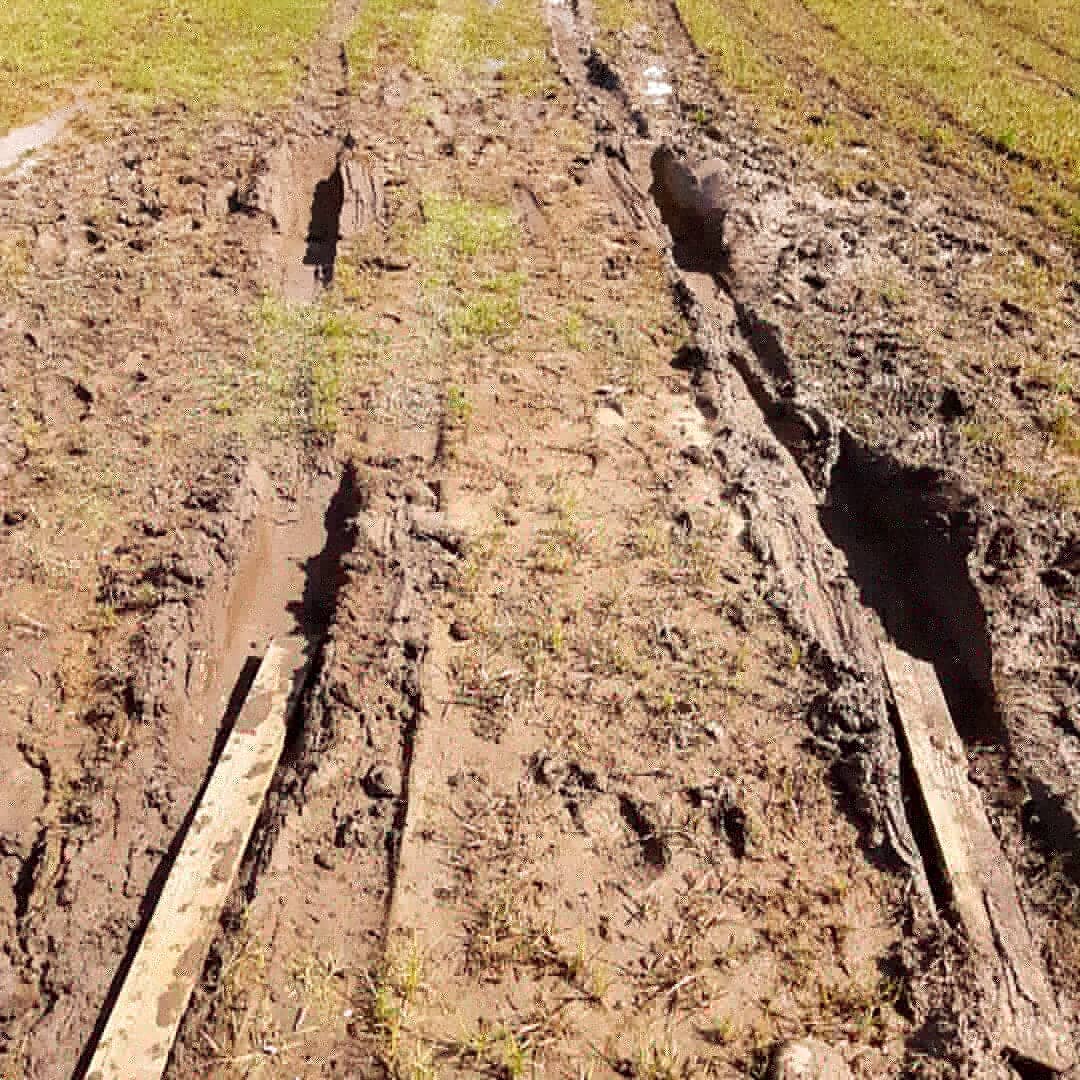 Такие "дороги" не редкость в сельской местности.