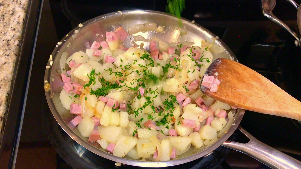 Картофельные блинчики (блины) с очень вкусной начинкой на завтрак 