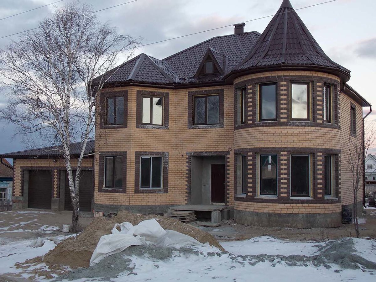 Фасады домов с эркером