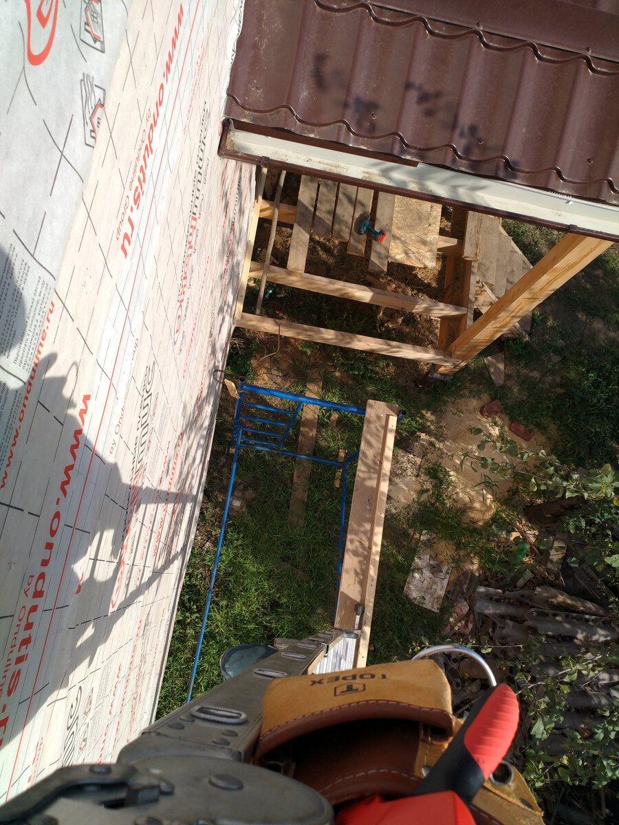 Леса не стал полностью собирать. Бегал с лестницей. Советую все таки собрать леса полностью. Ох и страшно тут :)