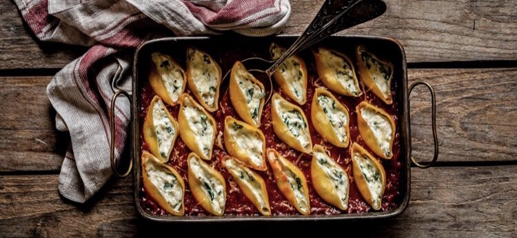В Италии Conchiglioni и Lumaconi фаршируют и также готовят как другие виды пасты с различными соусами
