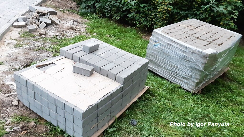 Нецелесообразная замена плитки в парке «Ангарские пруды» в Москве