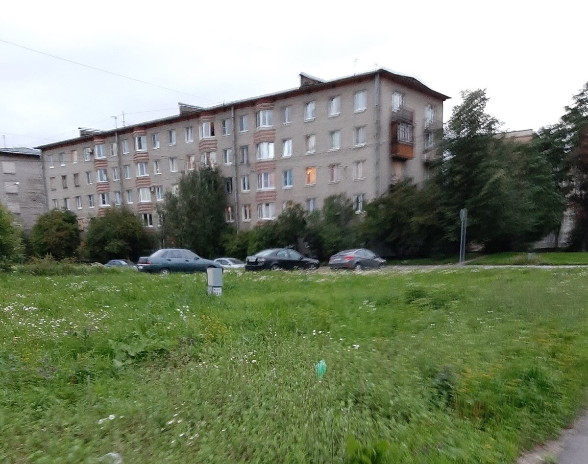 Локация та же, недвижимость - дороже, дом - старше. Но вариант для постоянного проживания более подходящий.